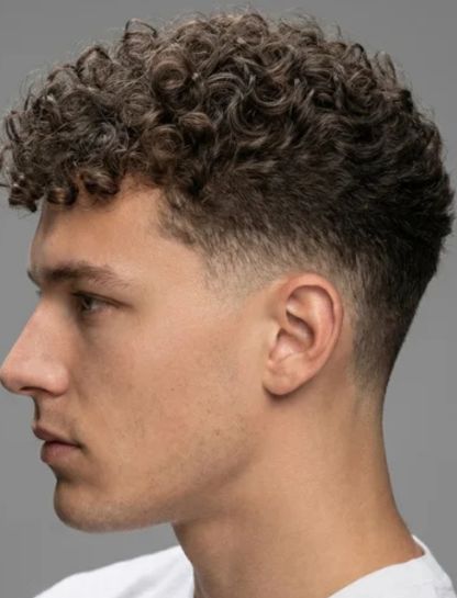 Low Taper mit kurzem lockigem Oberhaar